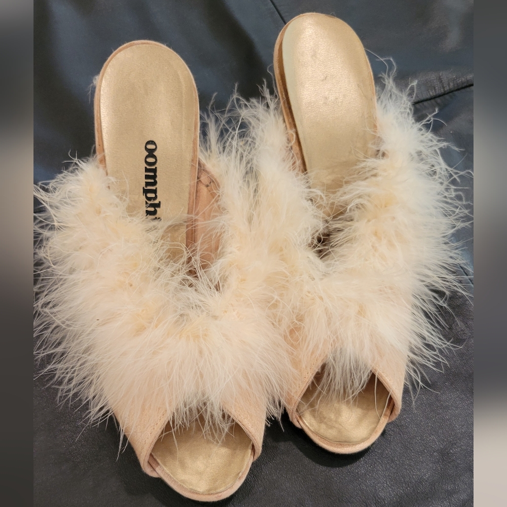 VINTAGE Oomphies Cream Frather Gold Heels size 6